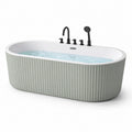 Baignoire îlot en acrylique avec finition sculptée gris et robinets noirs